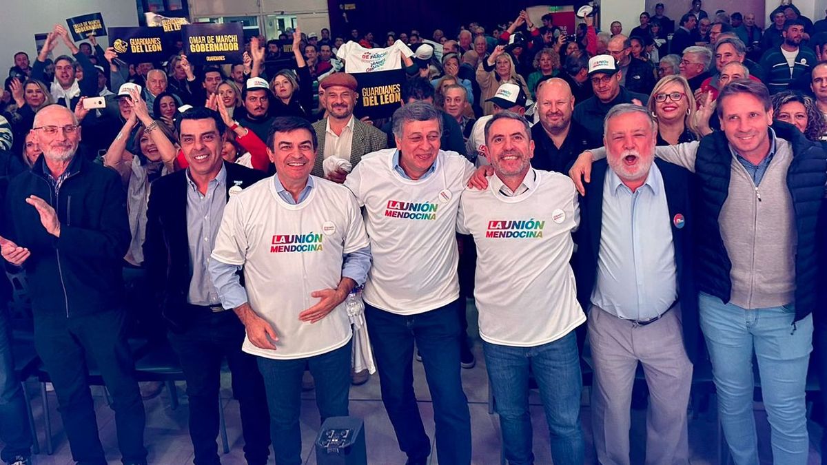 Con remeras de La Unión Mendocina, Omar De Marchi, Daniel Orozco y Jorge Difonso.