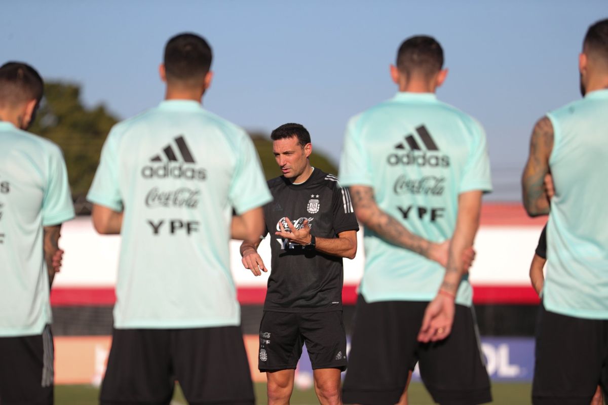 Scaloni en la &uacute;ltima pr&aacute;ctica de la Selecci&oacute;n Argentina en Brasilia.