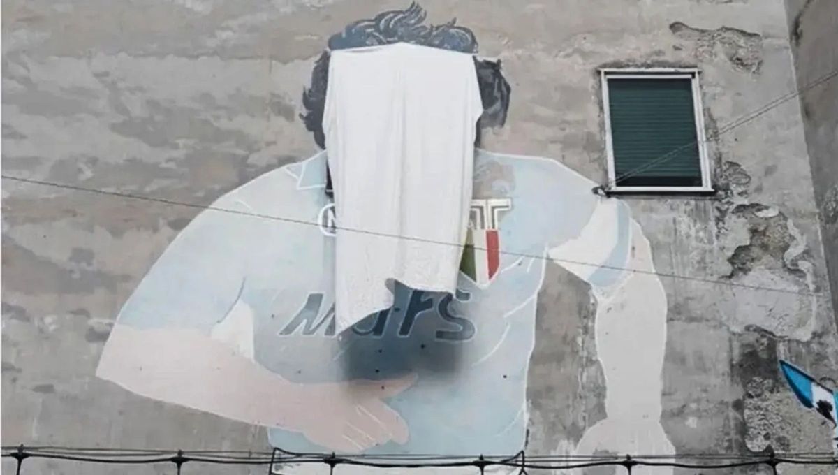 Indignación en Nápoles: comerciantes tapan la cara de Maradona en un famoso mural