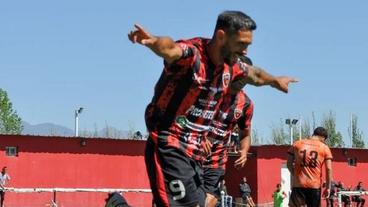 El Torito Cristian Lucero a los 36 años sigue convirtiendo goles. El Torito Cristian Lucero a los 36 años sigue convirtiendo goles.