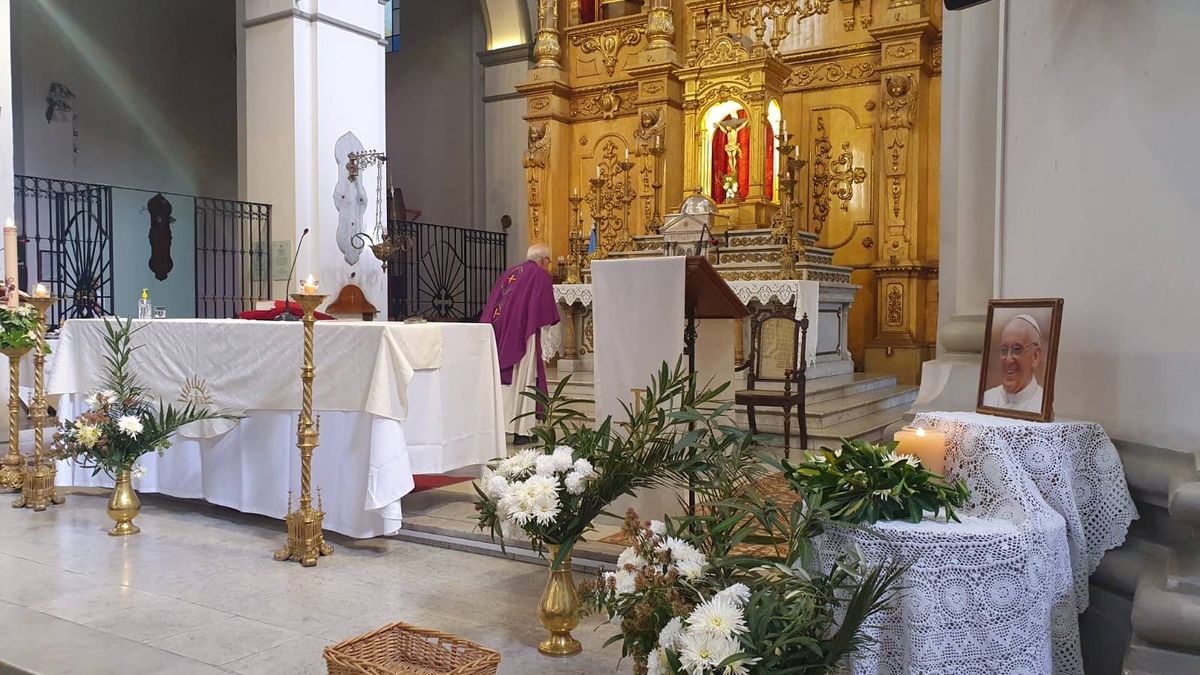 Una imagen de este lunes del sacerdote Alfonso Gómez. Adelante, la imagen del papa Francisco. Una imagen de este lunes del sacerdote Alfonso Gómez. Adelante, la imagen del papa Francisco.