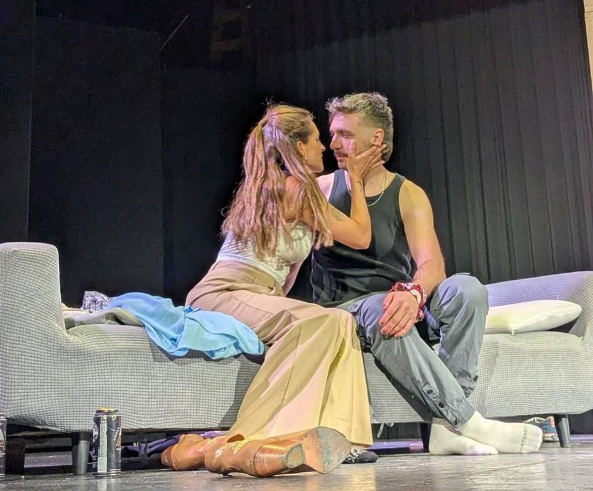 Las vidas de Juana (Julieta Dora) y Manu (Santiago Caranza) se cruzan para interpelar al espectador acerca de la fragilidad humana.