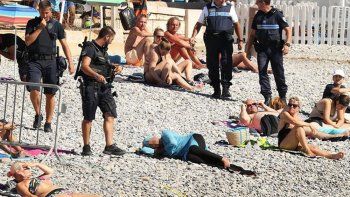 La policía francesa obligó a una mujer musulmana a sacarse la ropa en la playa