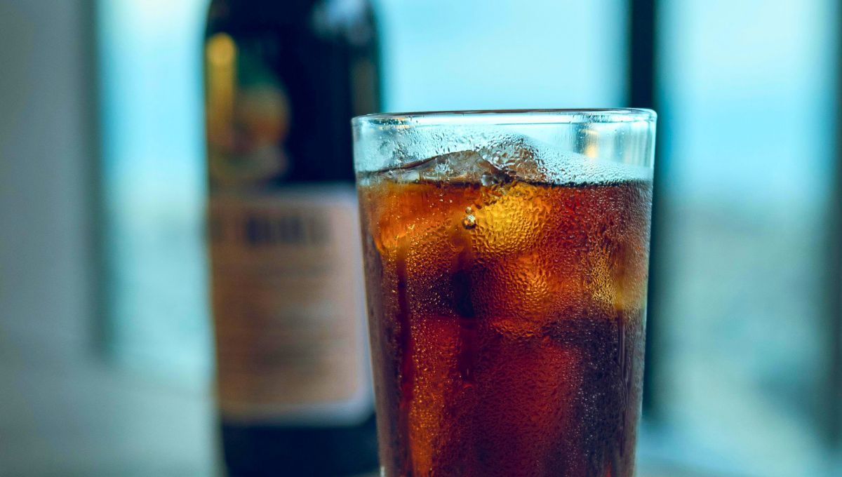 Una famosa se hizo viral por pedir Fernet con agua en el boliche. Fuente: Canva.