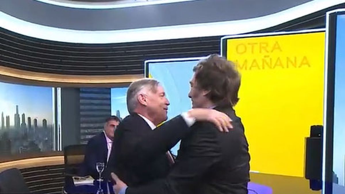 El economista español Jesús Huerta de Soto y el presidente Javier Milei se dieron un abrazo en medio de un programa de A24.