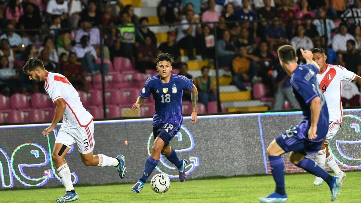 Santiago Castro jugó en la victoria de la Selección argentina ante Perú Santiago Castro jugó en la victoria de la Selección argentina ante Perú
