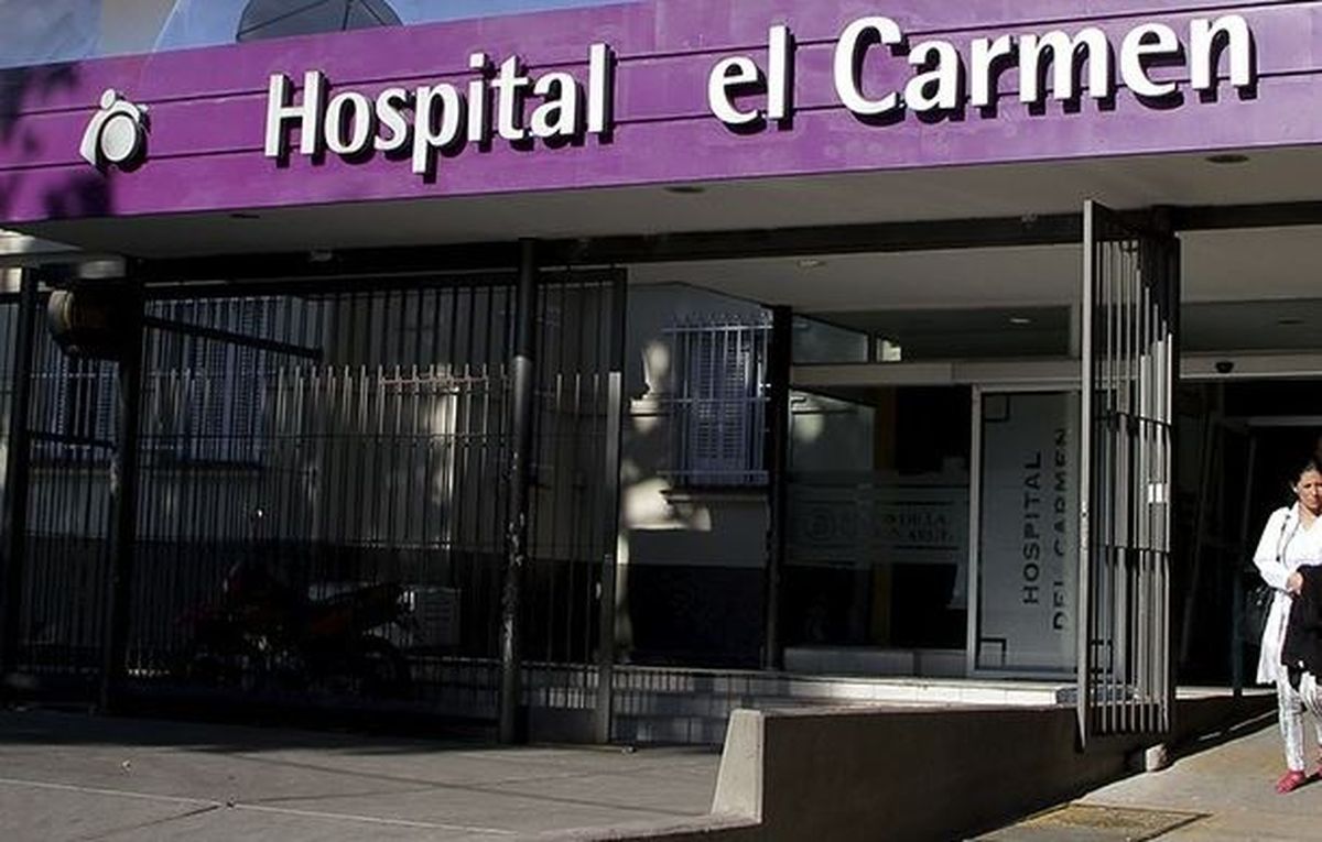 La mujer policía de la división Investigaciones fue trasladada al Hospital El Carmen. La mujer policía de la división Investigaciones fue trasladada al Hospital El Carmen.
