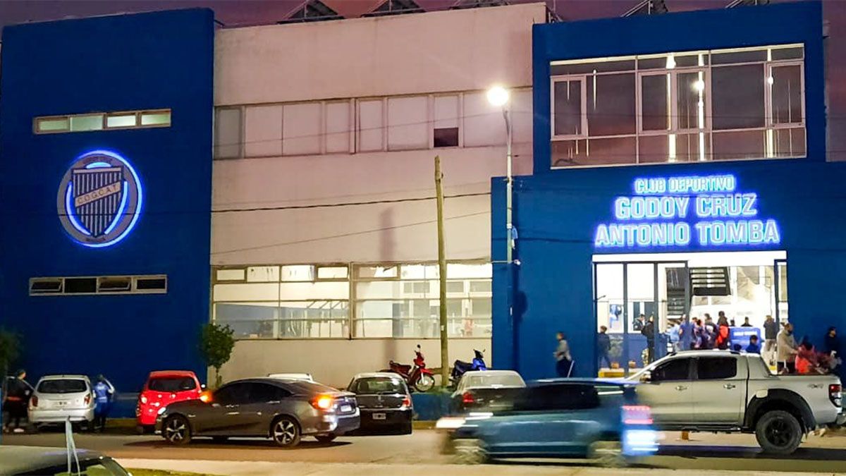 Los barras de Godoy Cruz se enfrentaron en la sede del club.
