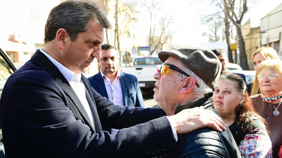 Sergio Massa escucha a un jubilado.