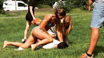 Estaba tomando sol y atrapó a un delincuente