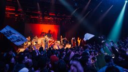 Fiesta ricotera en el Bustelo. La Kermesse vovlió a Mendoza y dio un tremendo show cargado de emociones.Fotos: @tumaagencia.