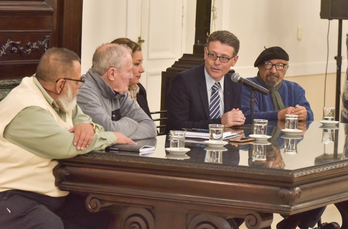 Los legisladores Adriana Cano y Gerardo Vaquer con Pedro Torres, Guido Actis y Luis Ocaña, tres de los 8 ex presos políticos y autores de No Nos Pudieron.