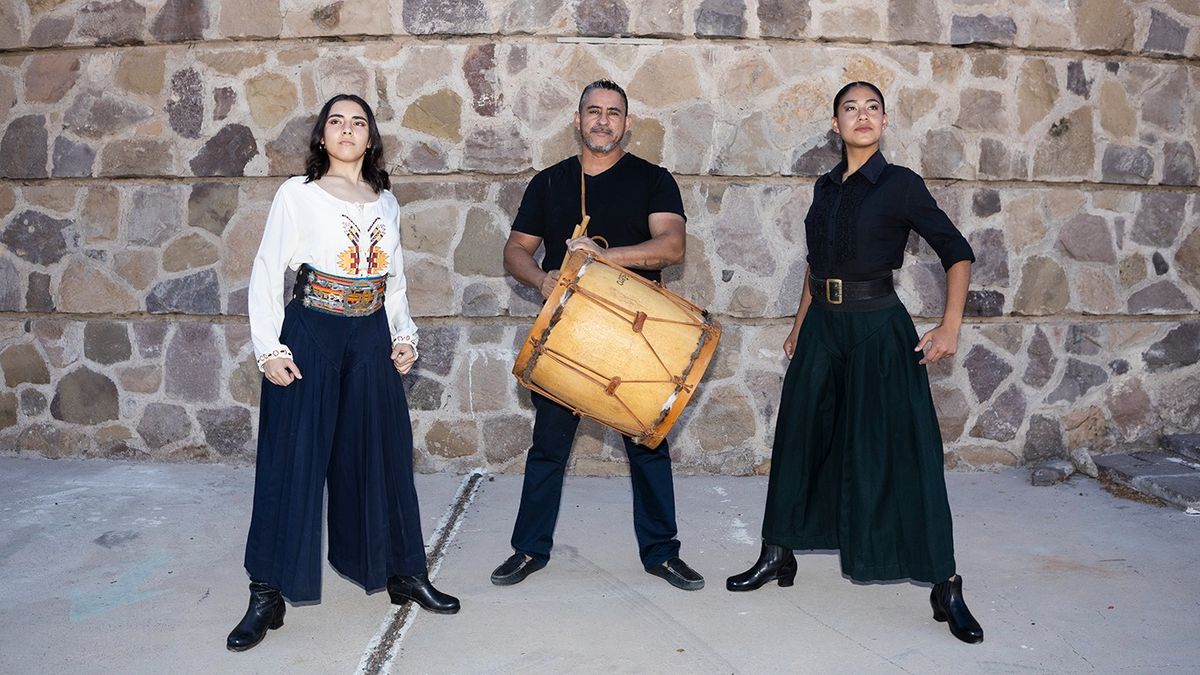 Sergio Magallanes, profesor de folclore y responsable de Chakaymanta, posa con su bombo junto a su hija Julieta y a María. Sergio Magallanes, profesor de folclore y responsable de Chakaymanta, posa con su bombo junto a su hija Julieta y a María.