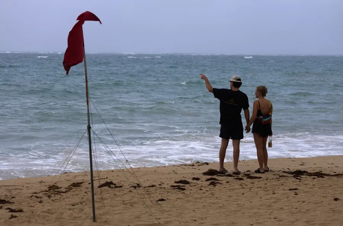 El huracán Ernesto ya se puede observar en la Playa de Ocean Park, en San Juan (Puerto Rico). Crédito: EFE/ Thais Llorca El huracán Ernesto ya se puede observar en la Playa de Ocean Park, en San Juan (Puerto Rico). Crédito: EFE/ Thais Llorca