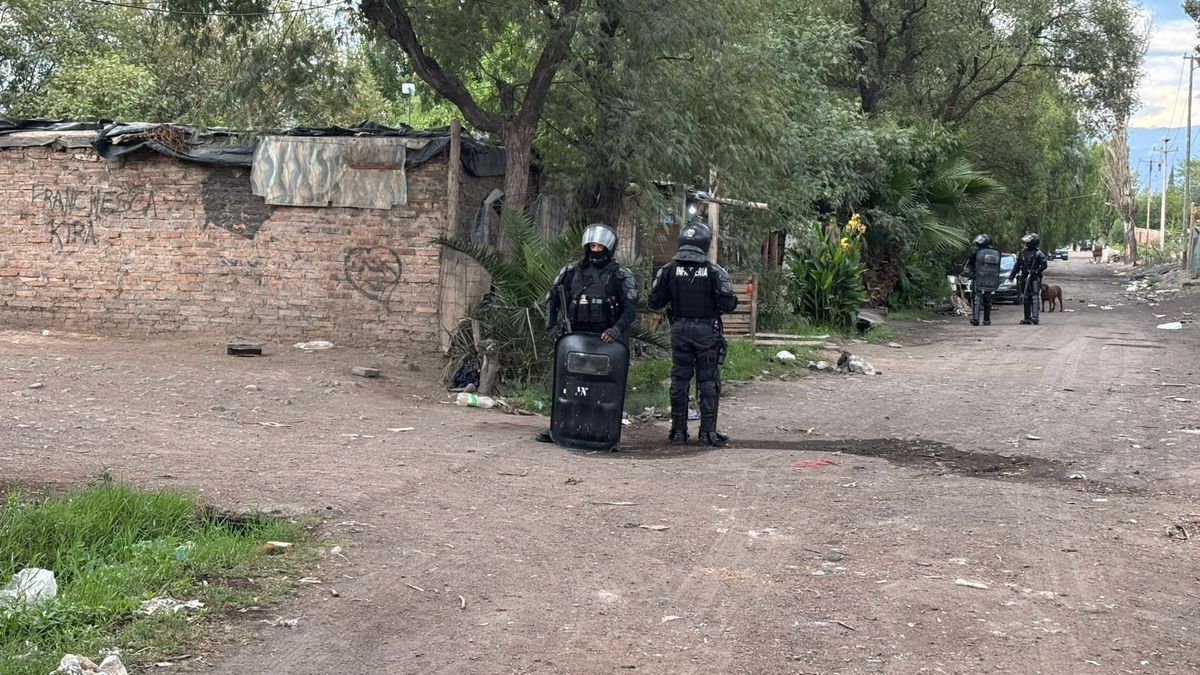 El operativo policial se desplegó en todo el interior del asentamiento Castro, en Guaymallén. El operativo policial se desplegó en todo el interior del asentamiento Castro, en Guaymallén.
