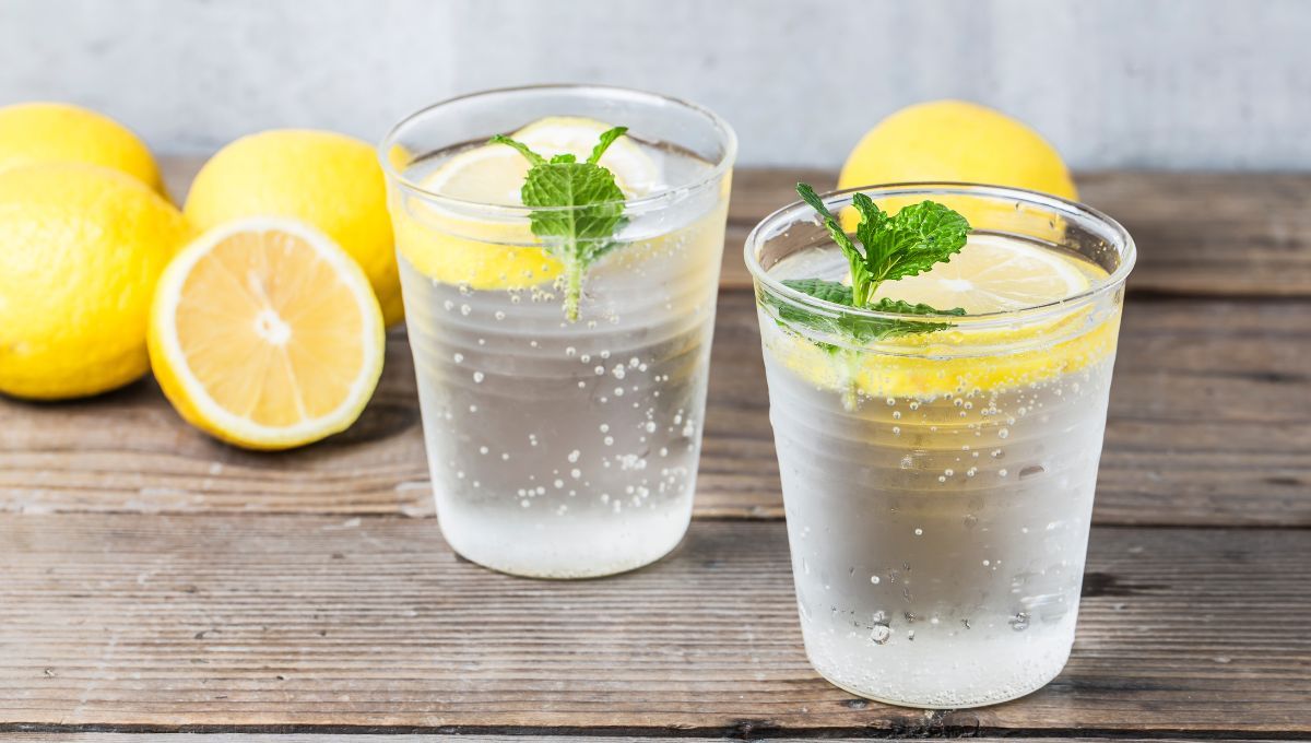 Beber un vaso de agua con limón nos puede brindar muchos beneficios a la salud en general