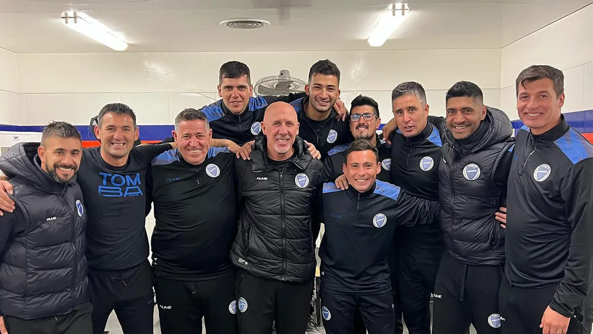 El cuerpo técnico que acompañó al Gato Oldrá en su ciclo al frente de la primera del Tomba. 