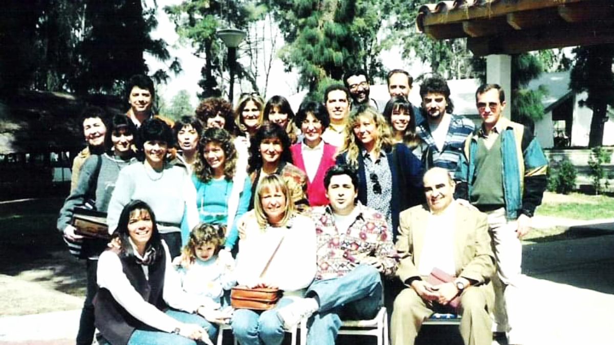 Otras juntadas, otros aniversarios. Aquí, el Profe Soloa, abajo a la derecha, orgulloso de ver a sus alumnos transformados en personas de bien, y manteniendo el sentido de pertenencia con el equipo. Otras juntadas, otros aniversarios. Aquí, el Profe Soloa, abajo a la derecha, orgulloso de ver a sus alumnos transformados en personas de bien, y manteniendo el sentido de pertenencia con el equipo.