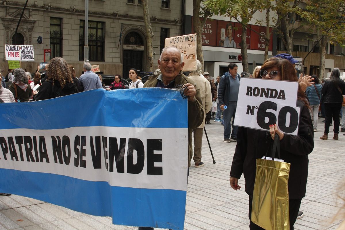 Los jubilados de Mendoza hicieron la marcha número 60.