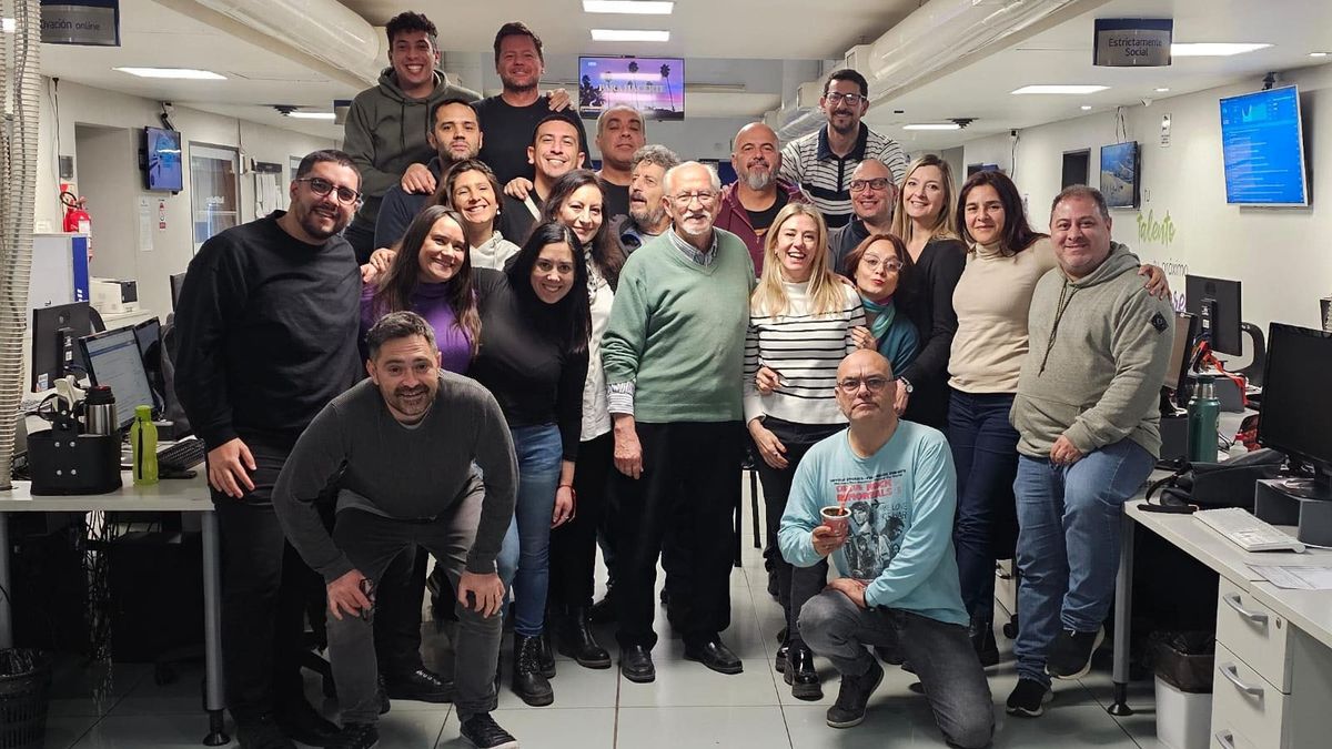 Los periodistas de la redacción de Grupo América con el doctor en meteorología Federico Norte. Los periodistas de la redacción de Grupo América con el doctor en meteorología Federico Norte.