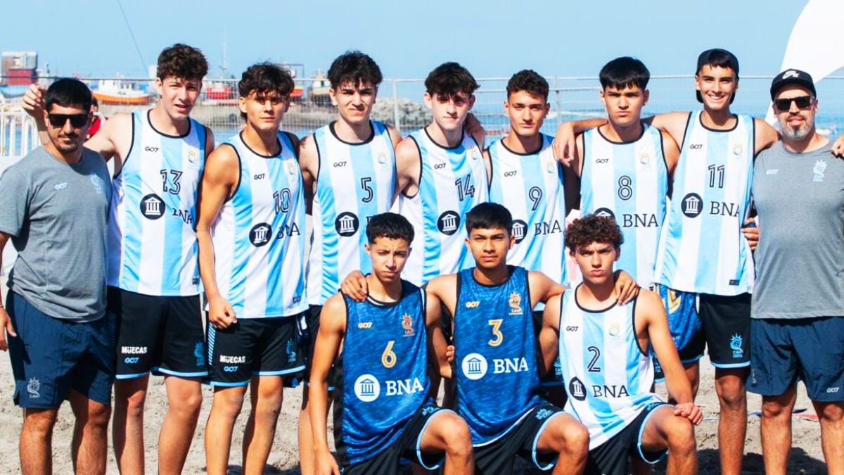 Selección argentina de handball de playa. El mendocino Lucas Sossich (9) aportó dos goles para el triunfo en el debut mundialista.