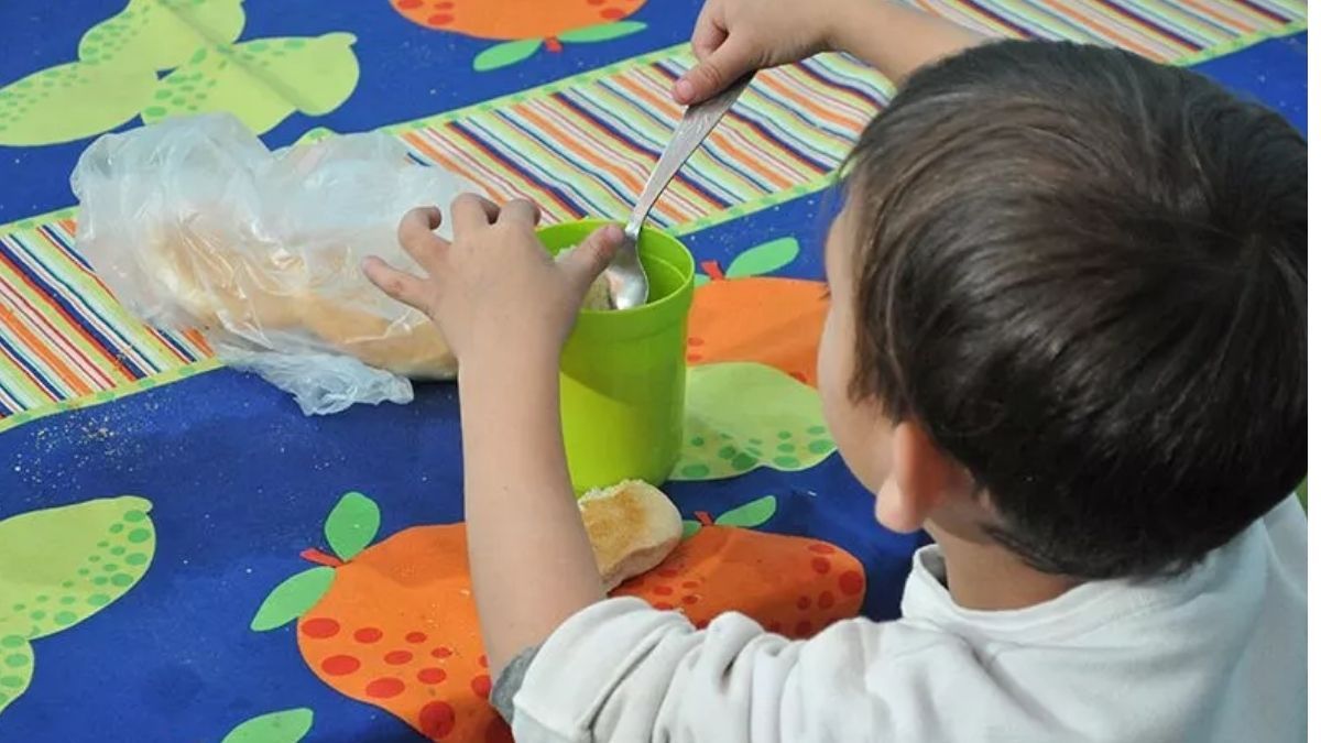 En muchos comedores y merenderos, tienen que buscar estrategias para que los niños y niñas acepten tomar leche, ya que muchos se han desacostumbrado a consumirla.&nbsp;