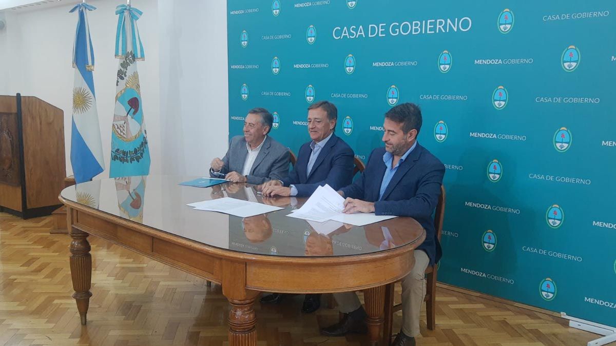 Sergio Marinelli, Rodolfo Suarez y Mario Isgro durante la firma del convenio para destina $1.000 millones a obras hídricas.