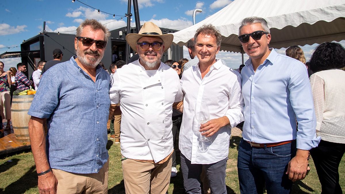 Daniel Vila, Donato De Santis, Banfi y el intendente de Luján, Sebastián Bragagnolo, en la apertura de Pizza Paradiso.
