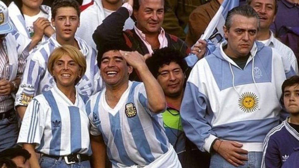 Franchi junto a Maradona y Claudia alentando a la Selección.
