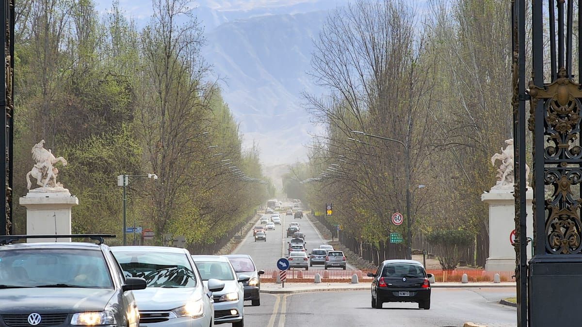 Pronóstico del tiempo en Mendoza: este martes habrá viento Zonda y subirá la temperatura