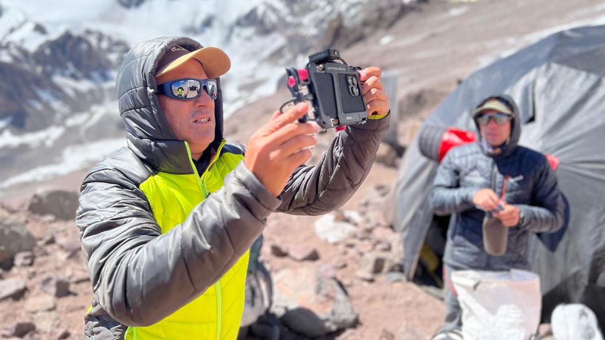 El camarógrafo Gerardo Tejeda listo para la primera transmisión de El Siete en la historia desde el campamento Canadá, en el Aconcagua. El camarógrafo Gerardo Tejeda listo para la primera transmisión de El Siete en la historia desde el campamento Canadá, en el Aconcagua.