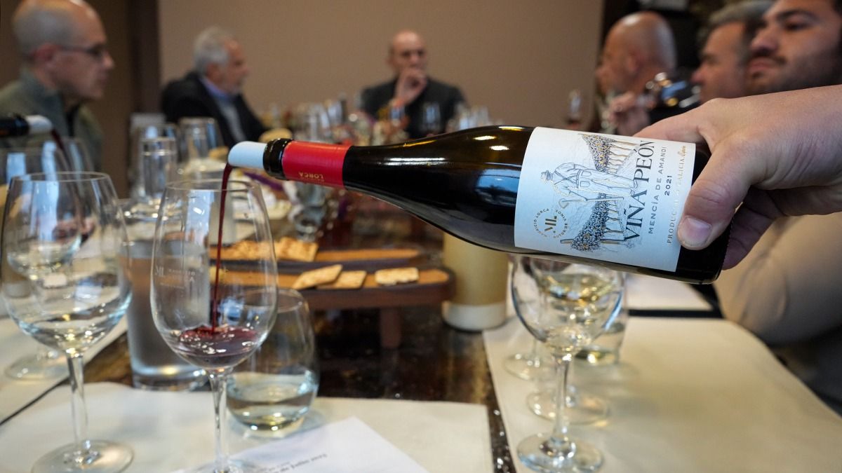 En su bodega en Luján de Cuyo el enólogo reunió a personalidades del vino para hacerles probar sus etiquetas españolas. En su bodega en Luján de Cuyo el enólogo reunió a personalidades del vino para hacerles probar sus etiquetas españolas.