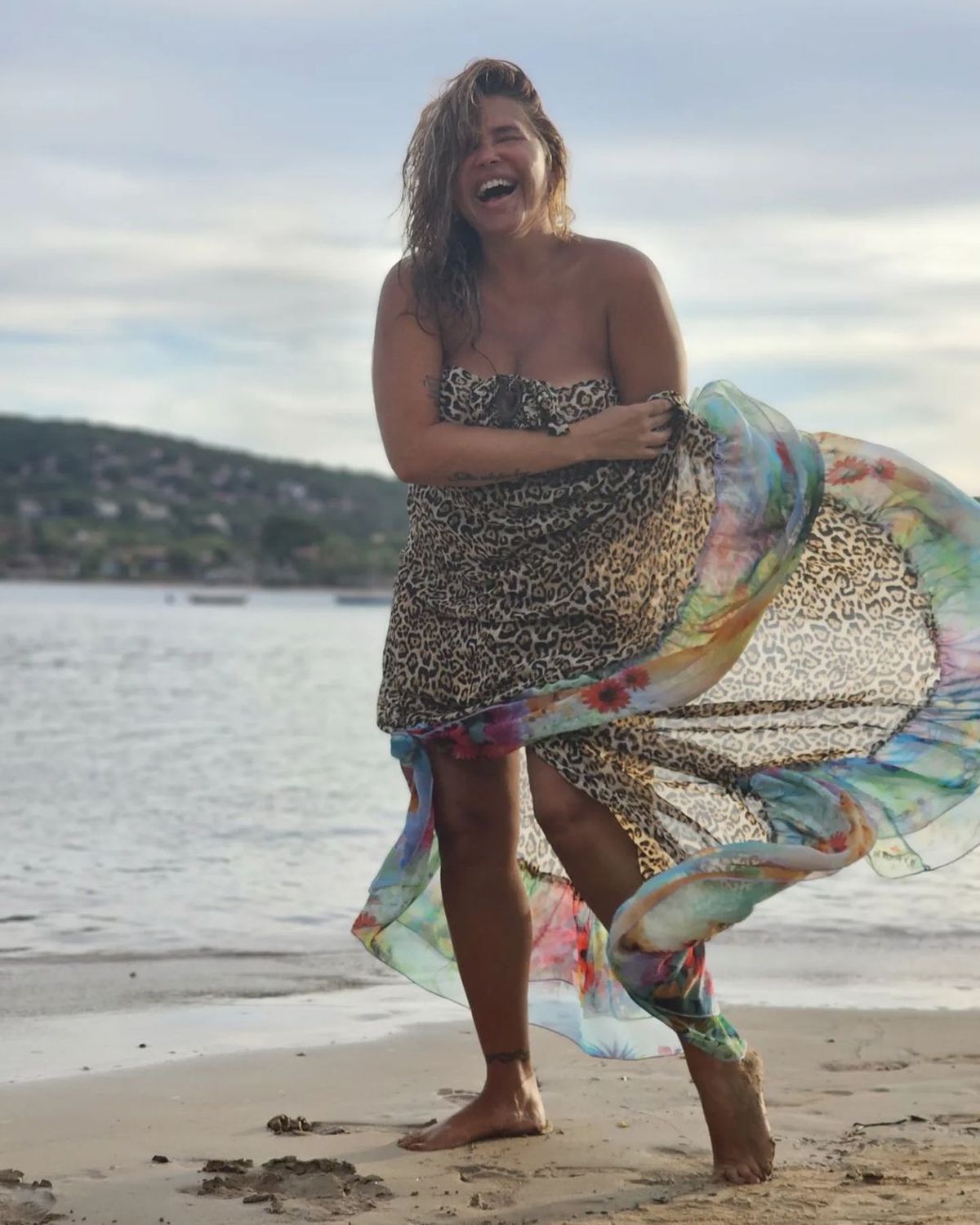 En animal print demencial, Nazarena Vélez se despidió de Buzios y el álbum es brutal.
