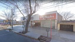 Este es uno de los negocios que fue víctima de los robos a mano armada en la noche de este sábado. Se trata de una panchería de calle Paso de Los Andes y Carola Lorenzini, de Godoy Cruz.