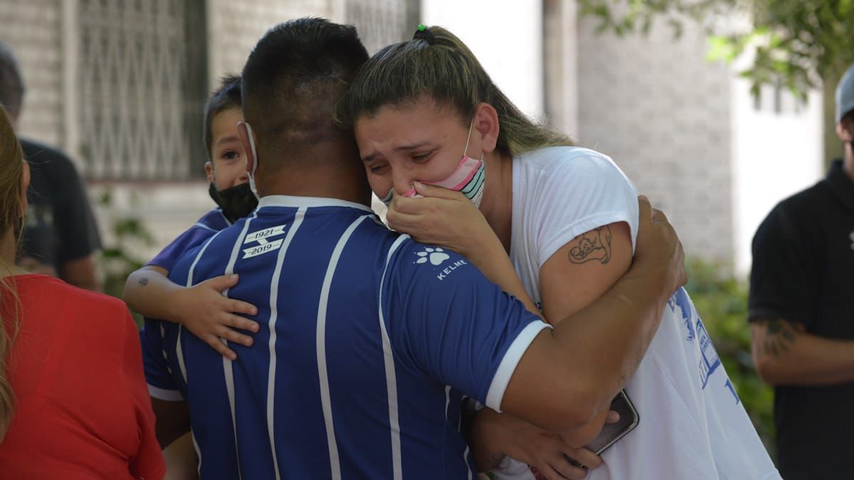 Los hinchas de Godoy Cruz despidieron al Morro García en la puerta de su domicilio. (Fotos Martín Pravata/UNO).