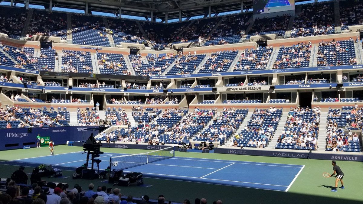 Carlos Alcaraz y Federico Coria en la inmensidad del estadio Arthur Ashe, el más importante del US Open