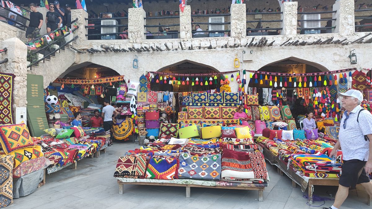 Venta de alfombras y almohadones en Souq Waqif, el encantador mercado qatarí.