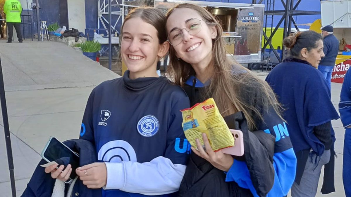 Cientos de hinchas colaboraron con la colecta.