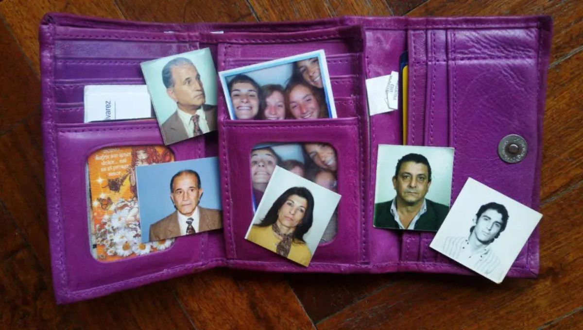 Billetera con fotos de familiares. Billetera con fotos de familiares.
