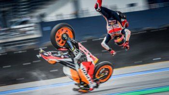 Marc Márquez sufrió una espectacular caída y salió ileso