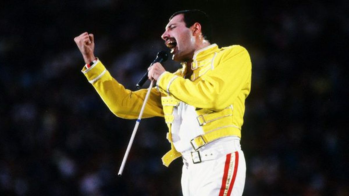 Фредди меркьюри стадион. Фредди Меркьюри Wembley. Freddie Mercury Уэмбли. Freddie Mercury Wembley 1986. Queen Уэмбли 1986.