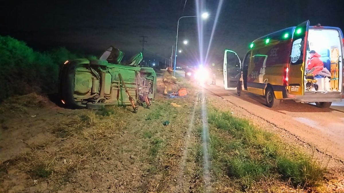 El auto causó el accidente al volcar en solitario.