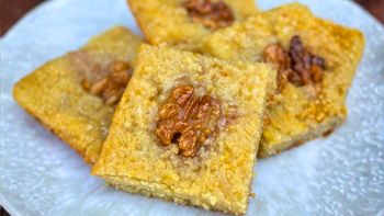 Cómo preparar Namura: el postre árabe de sémola con almendras y almíbar que lleva 7 ingredientes Cómo preparar Namura: el postre árabe de sémola con almendras y almíbar que lleva 7 ingredientes