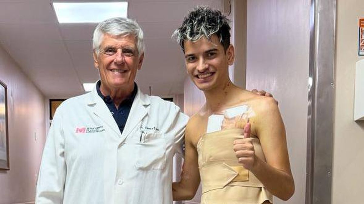 Rodrigo Quiroga y el doctor Burgos, que lideró el equipo de médicos a cargo del paciente. Rodrigo Quiroga y el doctor Burgos, que lideró el equipo de médicos a cargo del paciente.