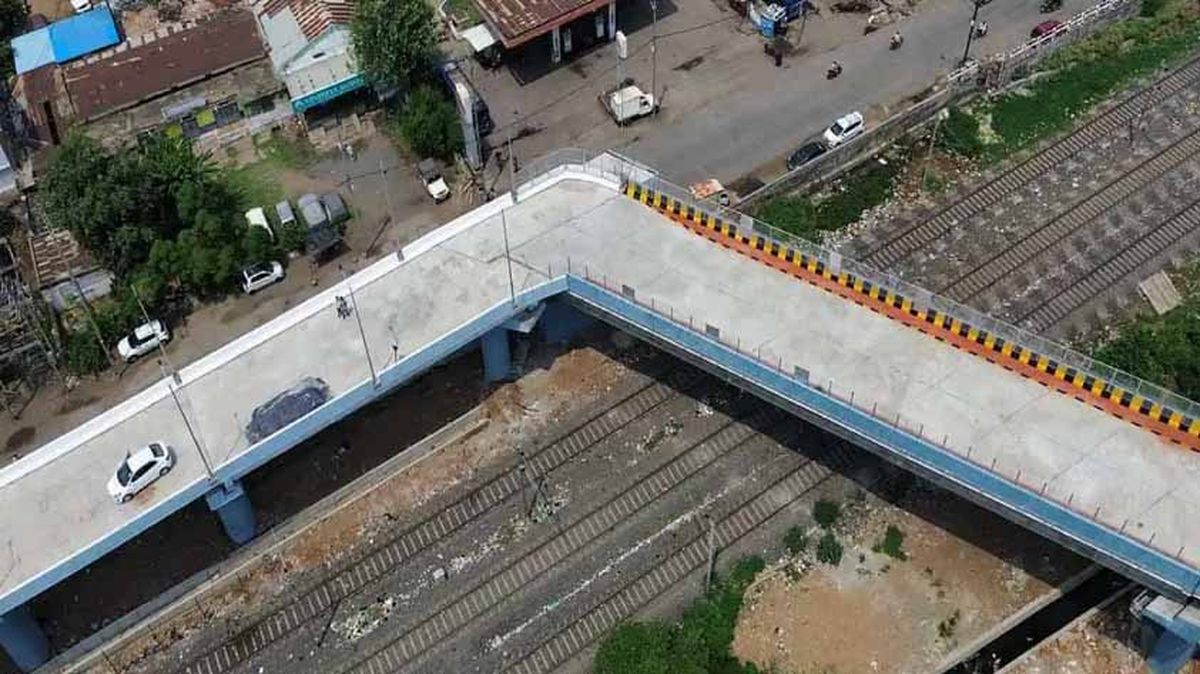 Vista aérea del puente mal hecho en la India. Vista aérea del puente mal hecho en la India.