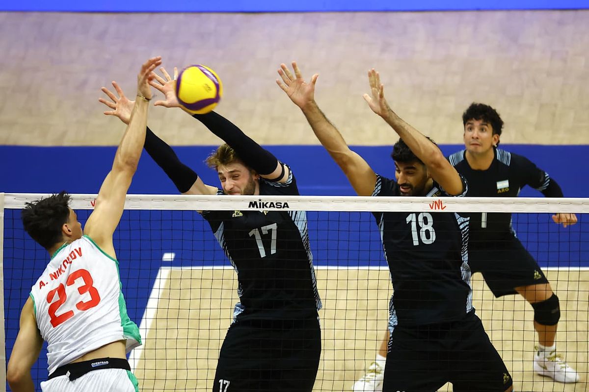 La Selección Argentina, sin su capitán, el mendocino Agustín Loser, comenzó su mejoría en el tercer partido de la primera semana de competencia de la VNL, frente a Bulgaria. La Selección Argentina, sin su capitán, el mendocino Agustín Loser, comenzó su mejoría en el tercer partido de la primera semana de competencia de la VNL, frente a Bulgaria.