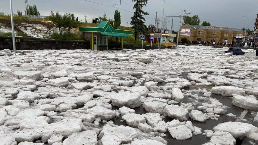 Las impactante imágenes de la caída de granizo en Armenia que destruyó casas y autos