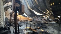 El depósito de colchones de Godoy Cruz quedó destruido tras el incendio en la noche del martes.