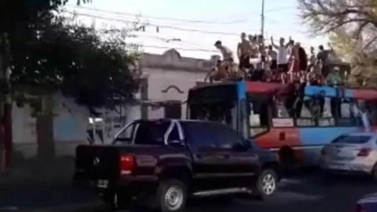 El martes, algunos hinchas tomaron los colectivos en Mendoza y hubo destrozos.