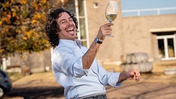 El enólogo mendocino que vivió mil vidas y creó la primera bebida alcohólica a base de flores El enólogo mendocino que vivió mil vidas y creó la primera bebida alcohólica a base de flores